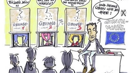 Drei besetze Übungskabinen stehen nebeneinander. Lernende sehen den Wählenden zu. Am Rand sitzt ein Lehrer auf dem Pult - hinter ihm das große Plakat: Thema Europawahl. Aus den Wahlkabinen hört man: „Ey, da sind ja keine Bilder drin!!!“ und „Hey, Smartphone, was soll ich wählen?“ und „voll scheiße viel zu lesen… wo ist denn die Kreuztaste?!“ Daran anknüpfend erklärt der Lehrer den Zuschauenden: „…und deshalb üben wir das hier!“