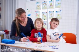 Werbebild für den Anybook Pro Audiostift AnyBook: Lehrerin lernt mit Kindern