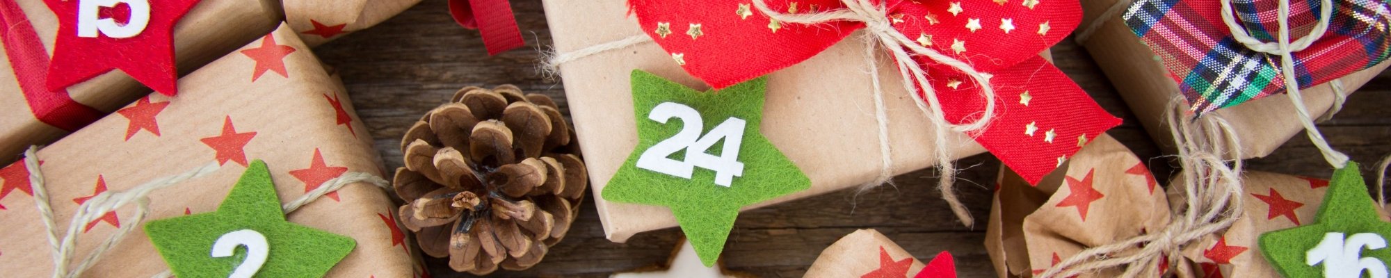Adventskalender mit verpackten Geschenken
