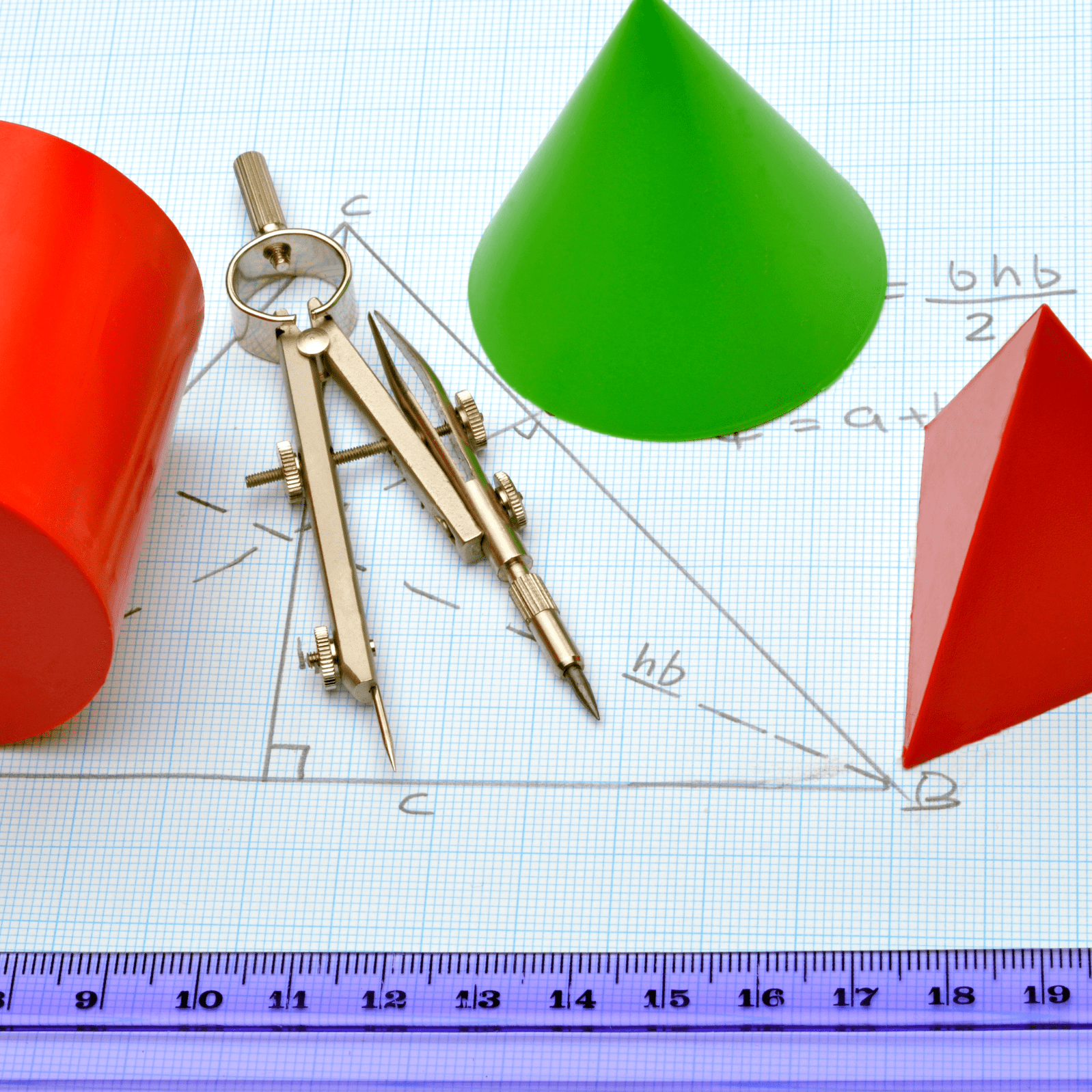 Unterrichtseinheit zum Thema platonische Körper mit AR in GeoGebra Zeichenutensilien, platonische Körper und Zirkel