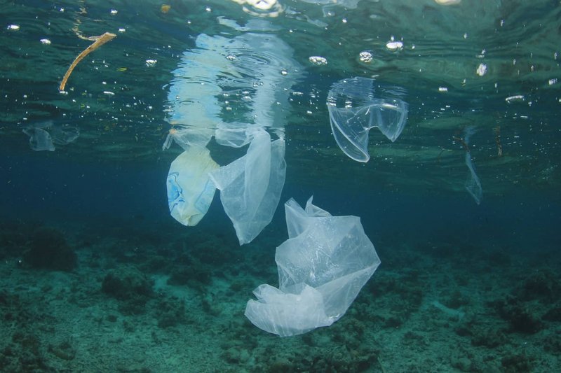 Plastik schwimmt im Meer.