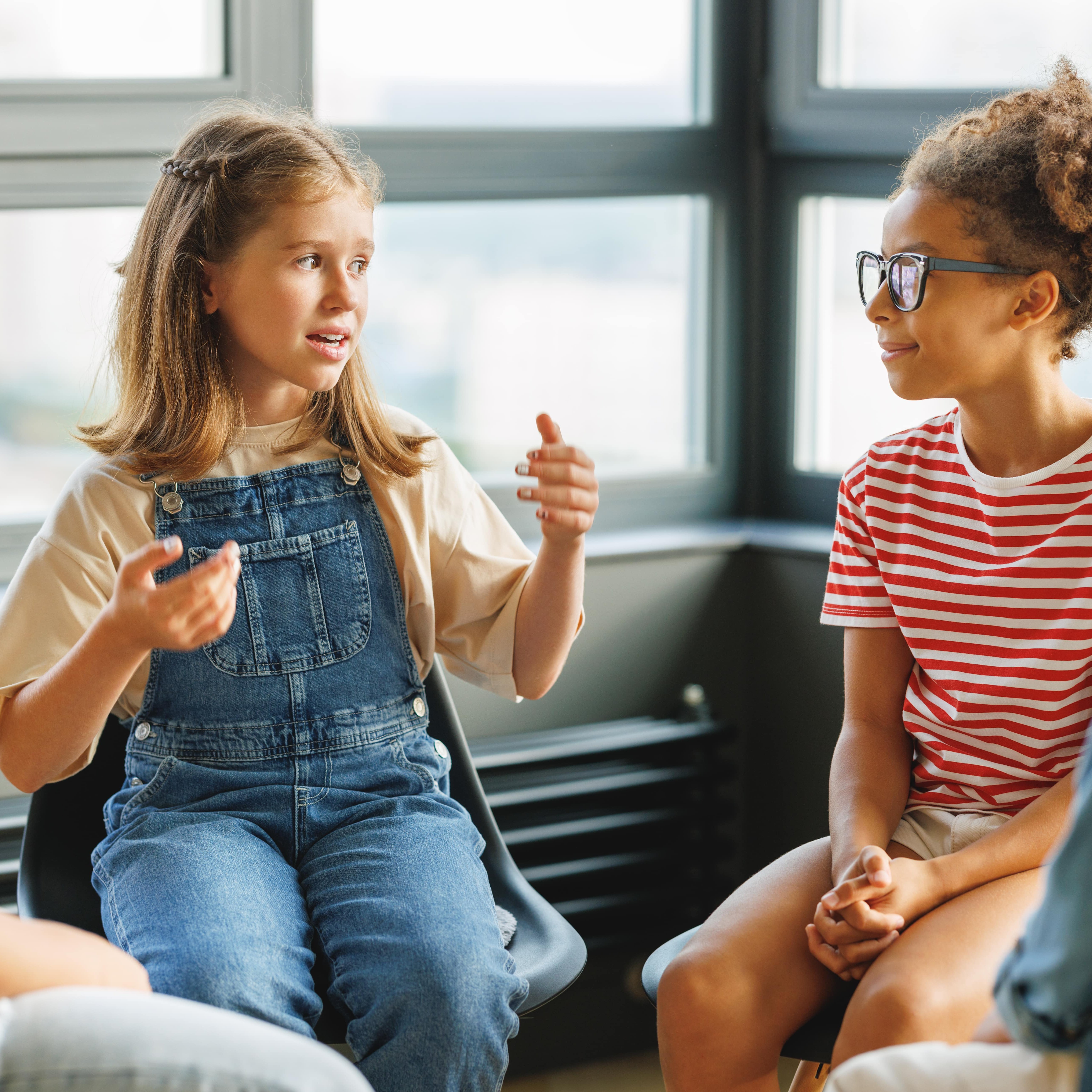 Schülerinnen und Schüler diskutieren