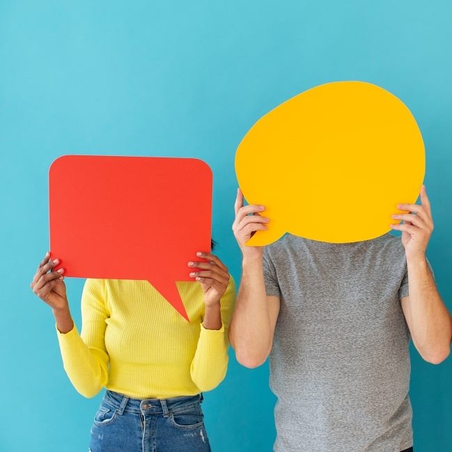 drei Menschen mit Sprechblasen vor dem Gesicht. 