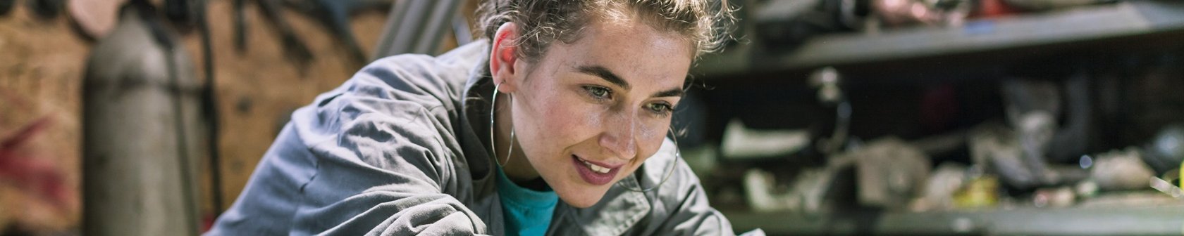 junge Frau in der Werkstatt