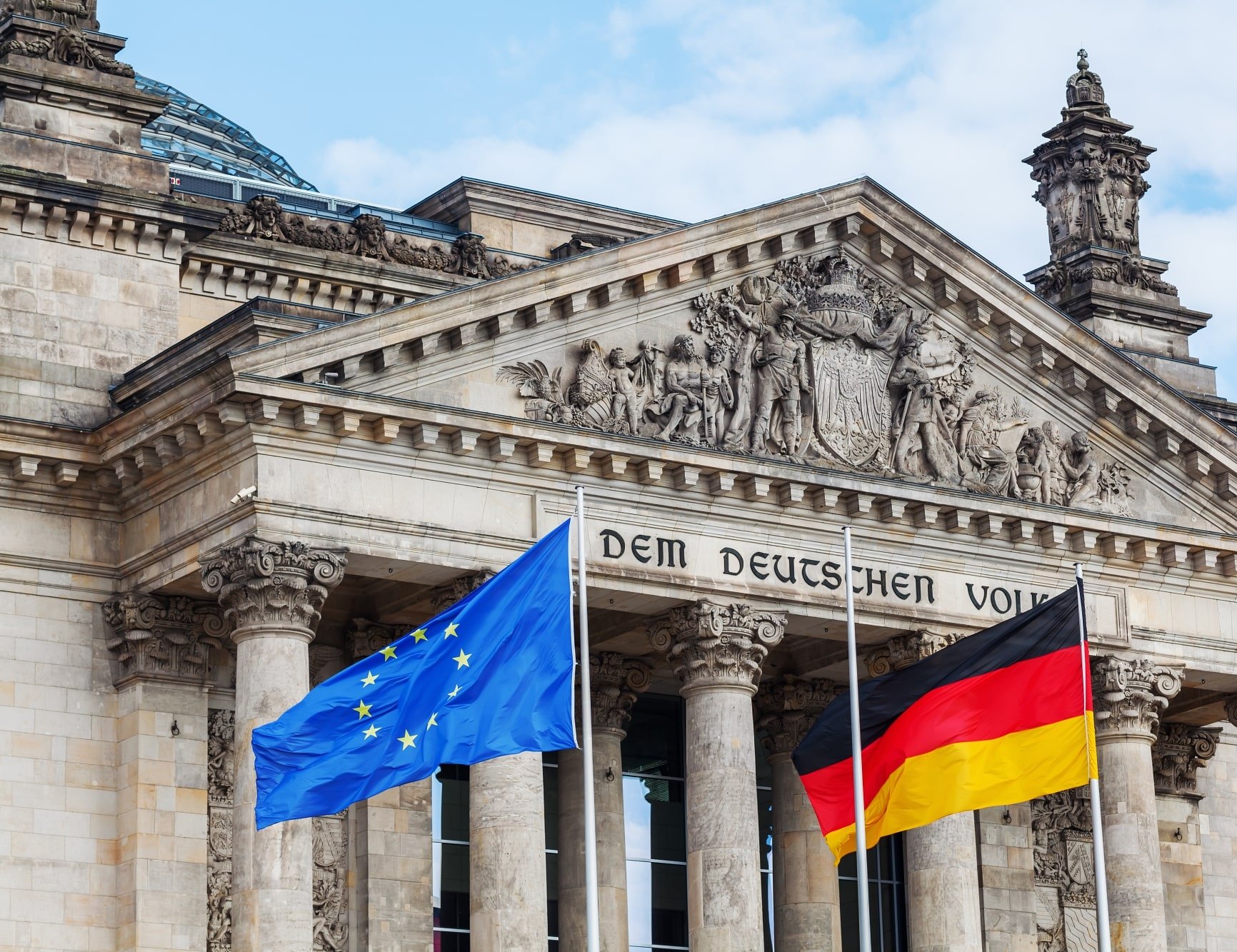 In Berlin der Bundestag mit den Flaggen von Europa und Deutschland