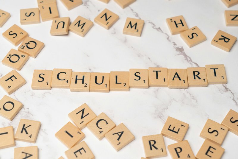 Schulstart mit Scrabble-Steinen 