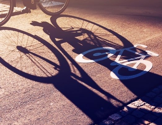 Fahrradspur mit Schatten eines Fahrrads