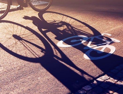 Fahrradspur mit Schatten eines Fahrrads