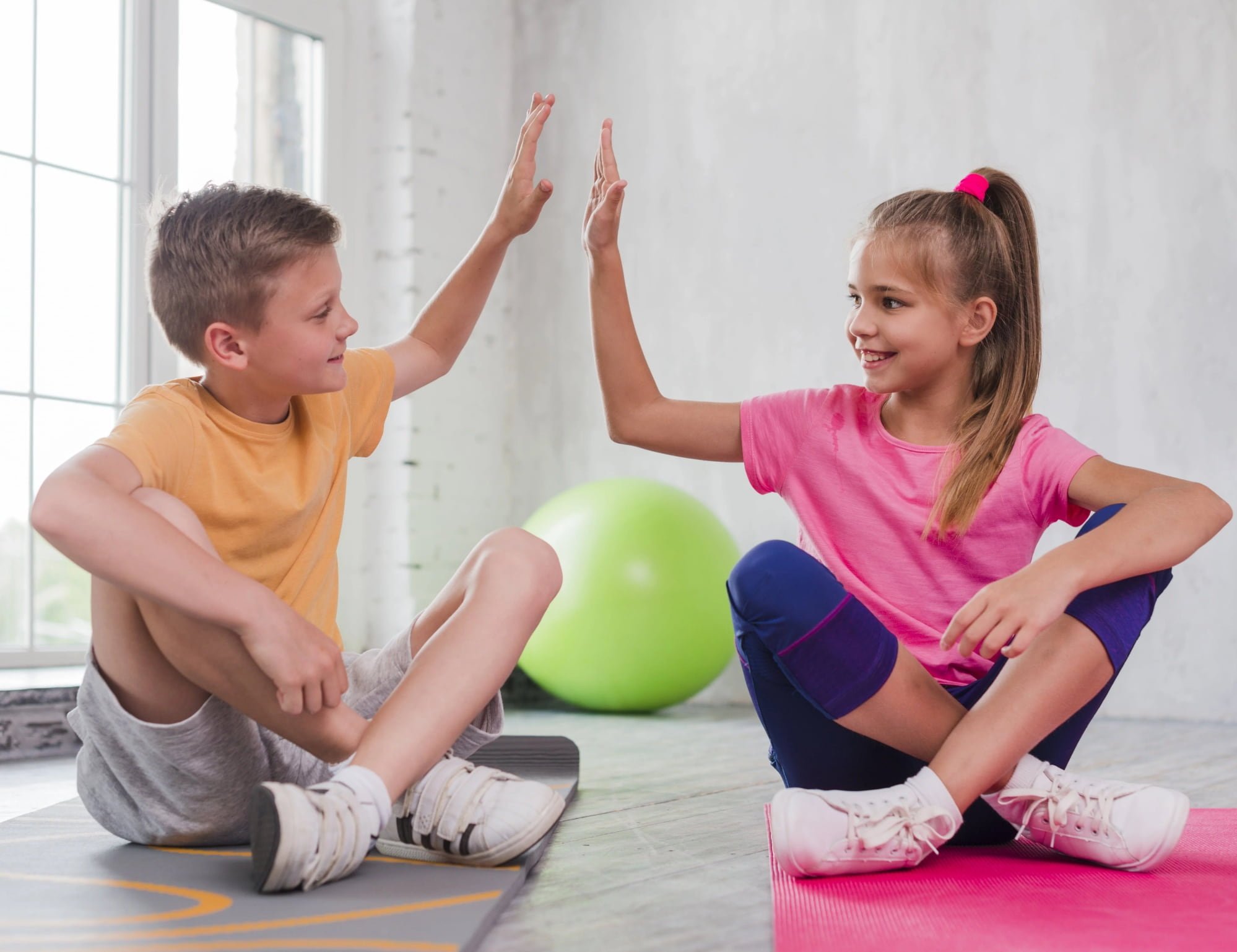 Schülerin und Schüler die zusammen Sport machen
