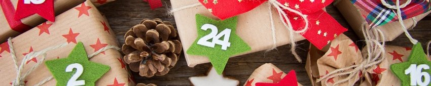 Adventskalender mit kleinen Geschenken und den Zahlen 1 bis 24