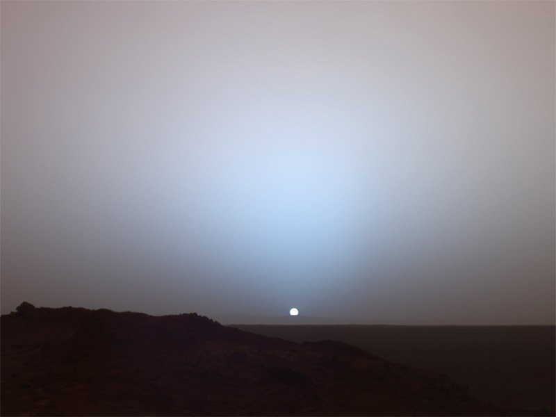 sonnenuntergang_mars_popup.jpg Sonnenuntergang auf dem Mars beim Gusev Krater; Spirit (NASA)
