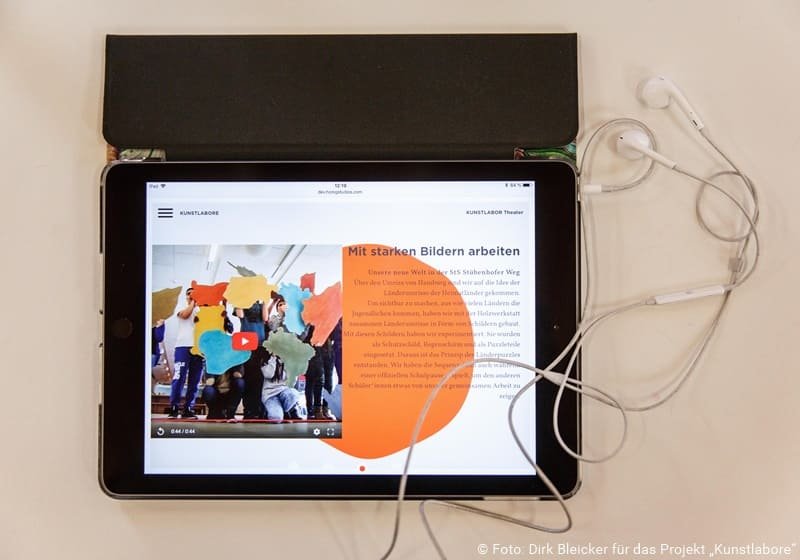 Tablet mit der Webseite kunstlabore.de