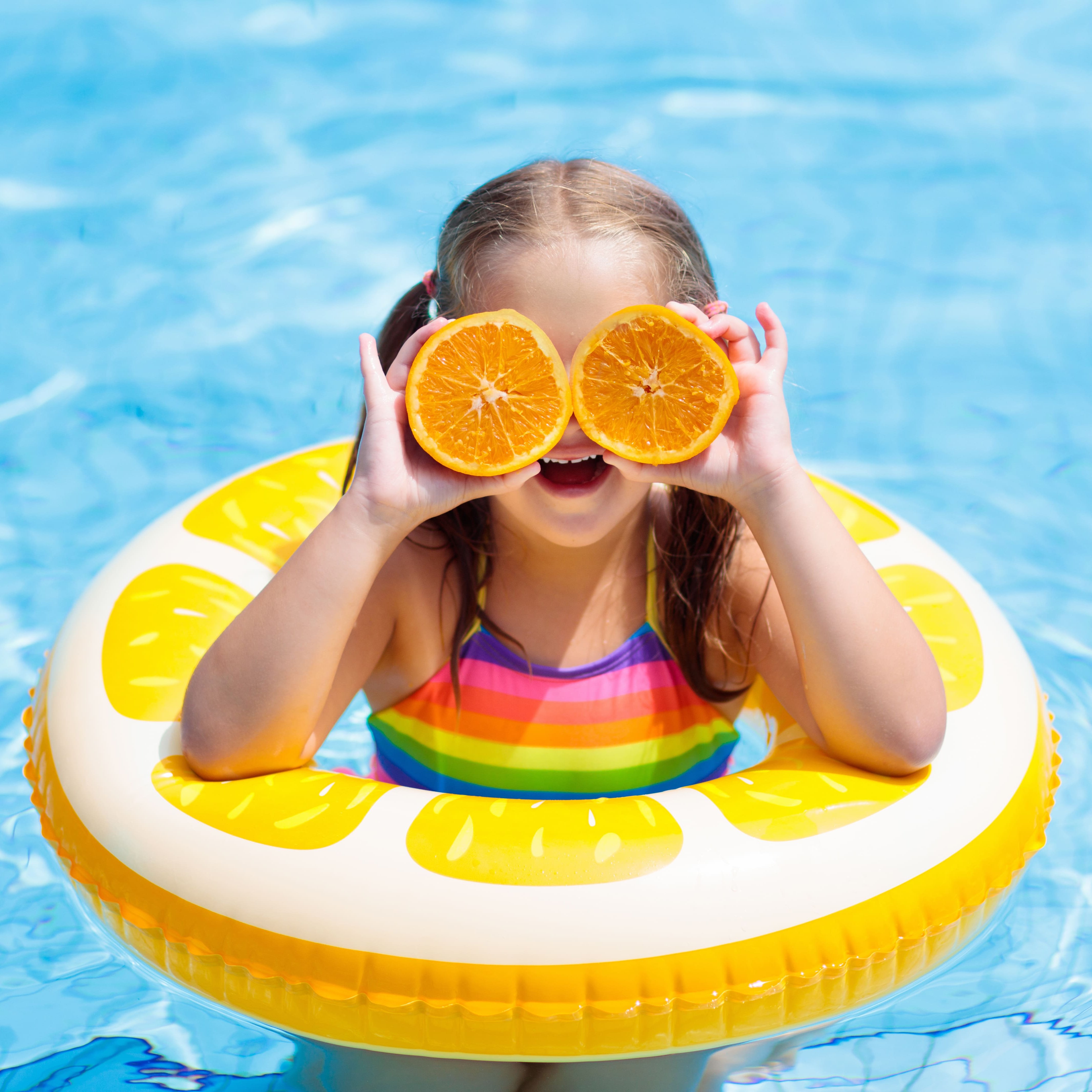 Kind im Pool, Schwimmreifen, Orangen