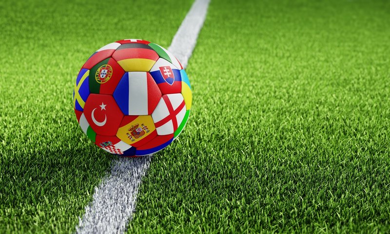Ein Fußball der aus Flaggen besteht.