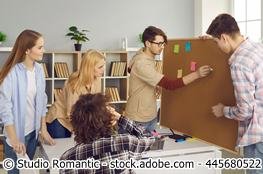 Schülerinnen und Schüler bei der Gruppenarbeit Schülerinnen und Schüler bei der Gruppenarbeit