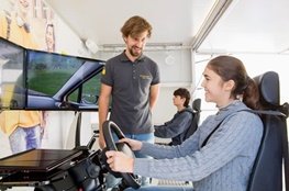 Jugendliche in einem Auto-Simulator