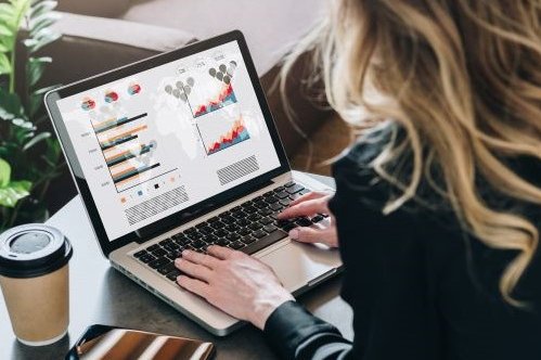 Frau arbeitet an einem Laptop