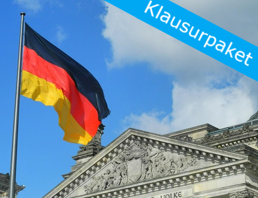 Wehende Deutschlandfahne vor dem Reichstaggebäude
