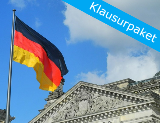 Wehende Deutschlandfahne vor dem Reichstaggebäude