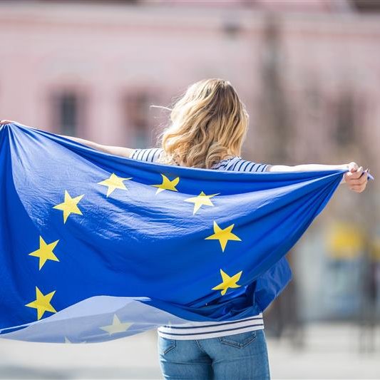 Frau mir Europaflagge 