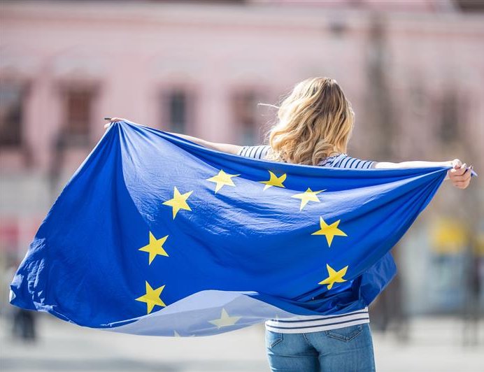 Frau mit Europaflagge