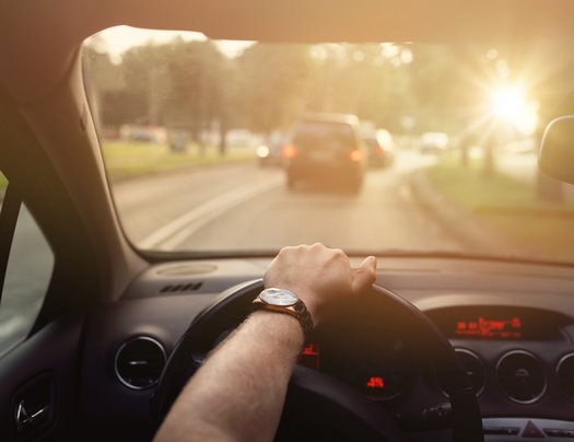 Person hinter dem Steuer im Auto