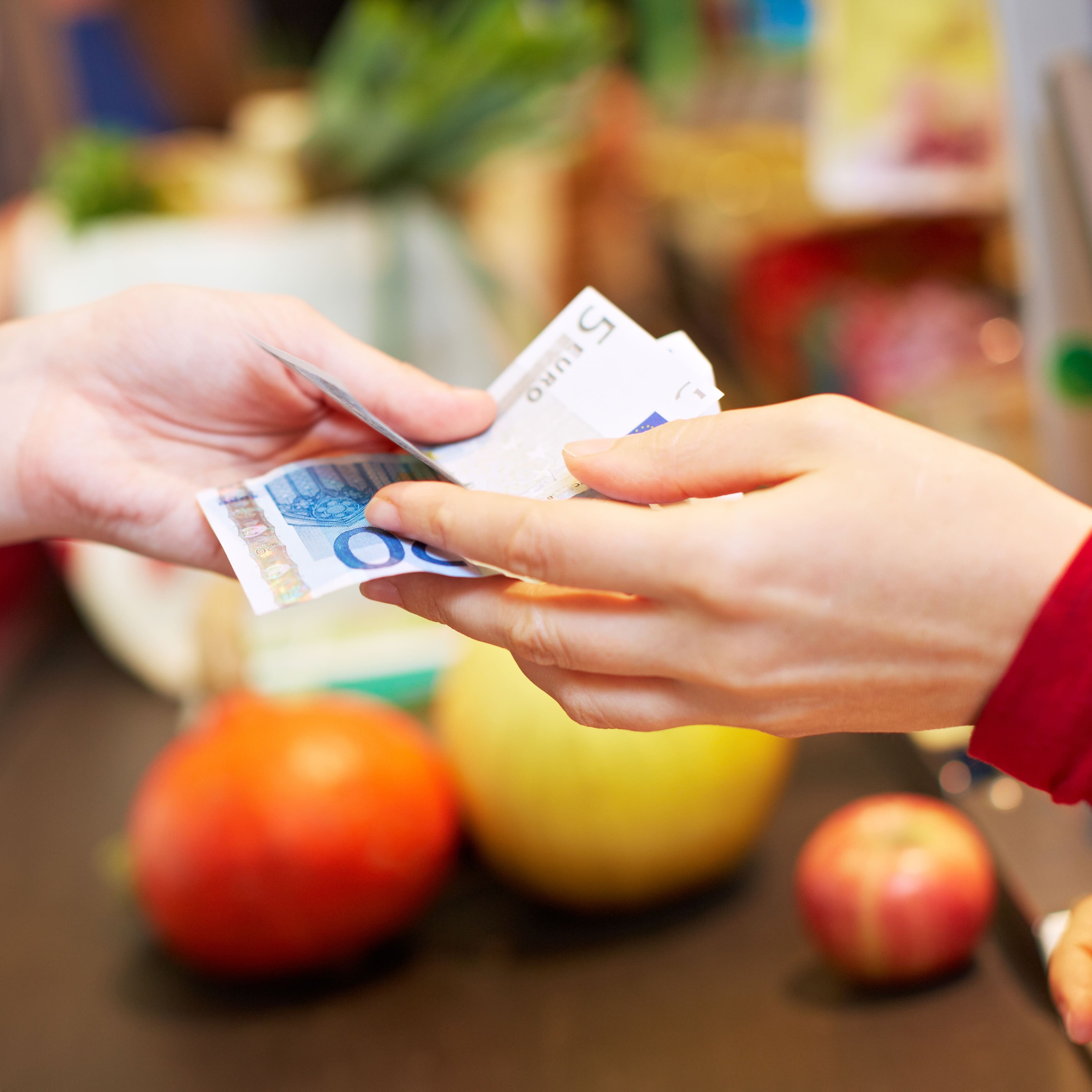 Einkaufen mit Bargeld im Supermarkt 