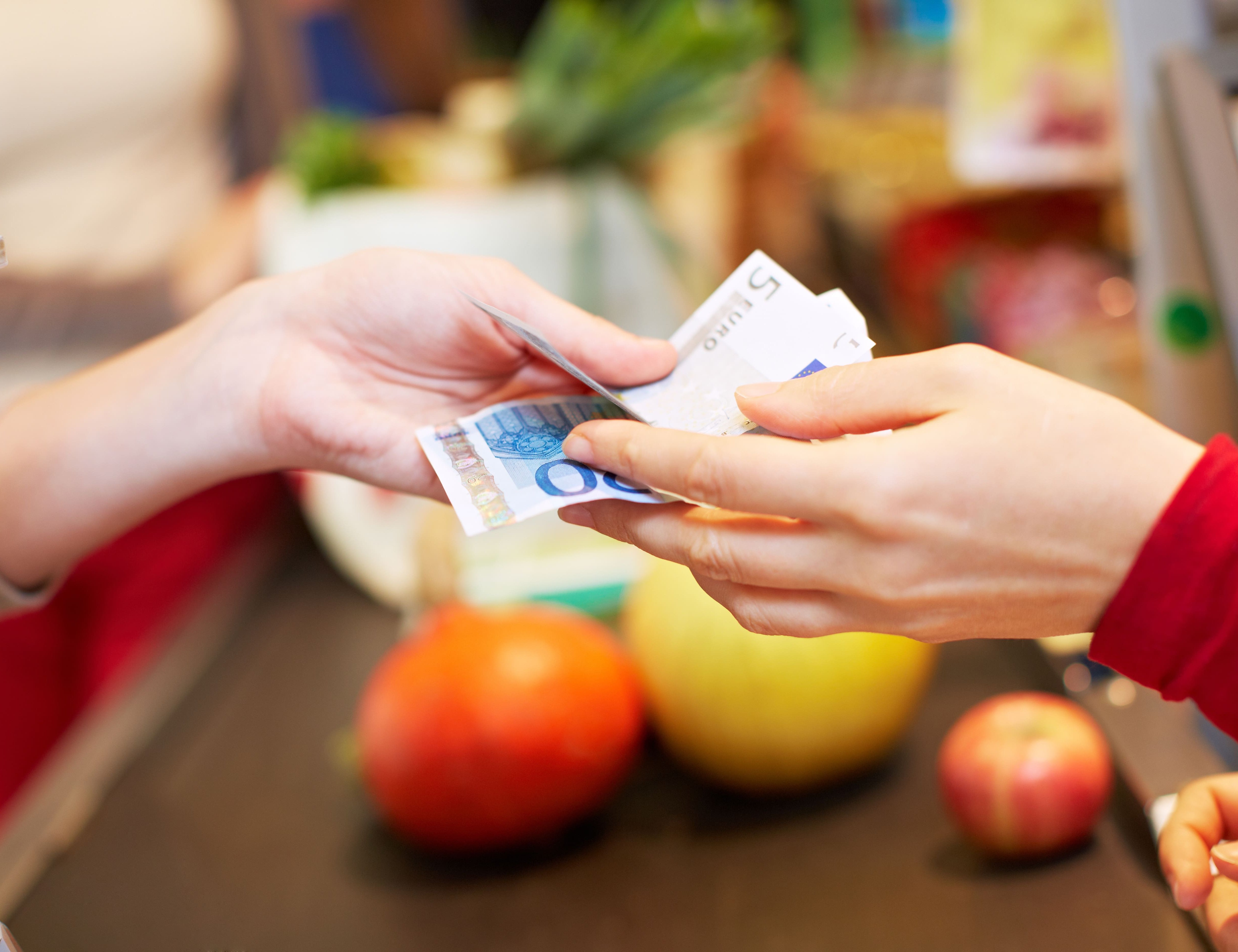 Einkaufen mit Bargeld im Supermarkt