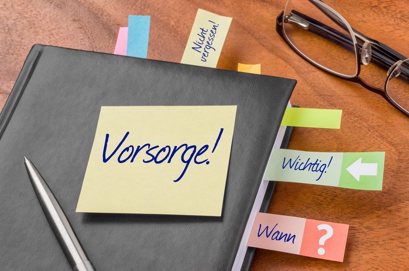 Ein Buch auf dem Vorsorge und Wichtig steht. 