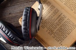Buch mit Kopfhörern
