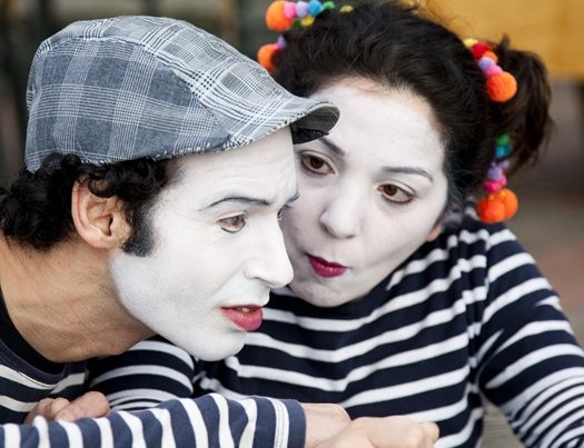 Zwei als Pantomime verkleidete Menschen