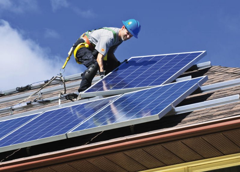 Aufbau einer Solaranlage; Foto: Shutterstock; Elena Elisseeva
