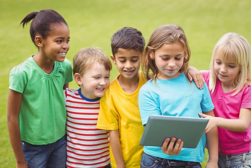 Lernende arbeiten im Sachunterricht mit Tablet