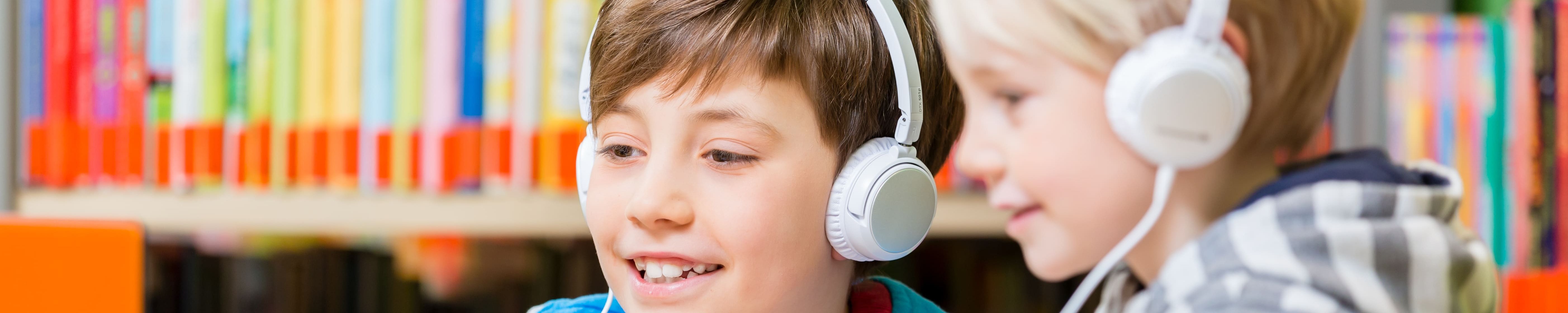Grundschulkinder mit Köpfhörern