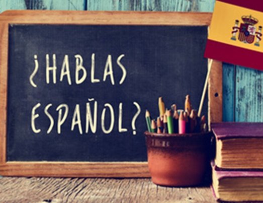 Schiefertafel mit Aufschrift: Hablas Espanol?
