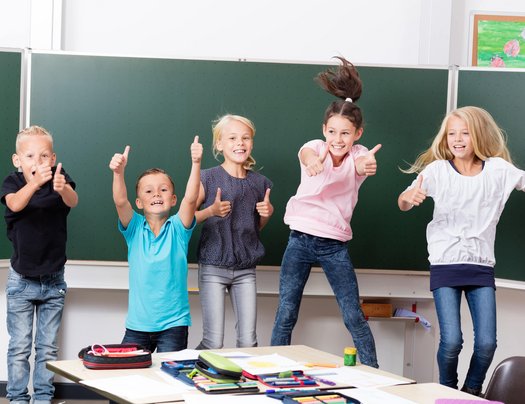 tanzende Schülerinnen und Schüler