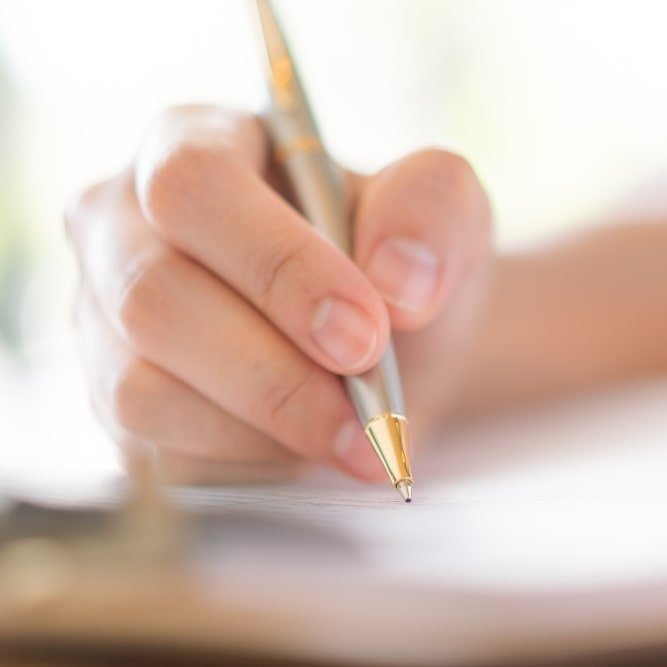 Eine Hand die schreibt 