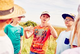 Jugendliche stehe im Feld