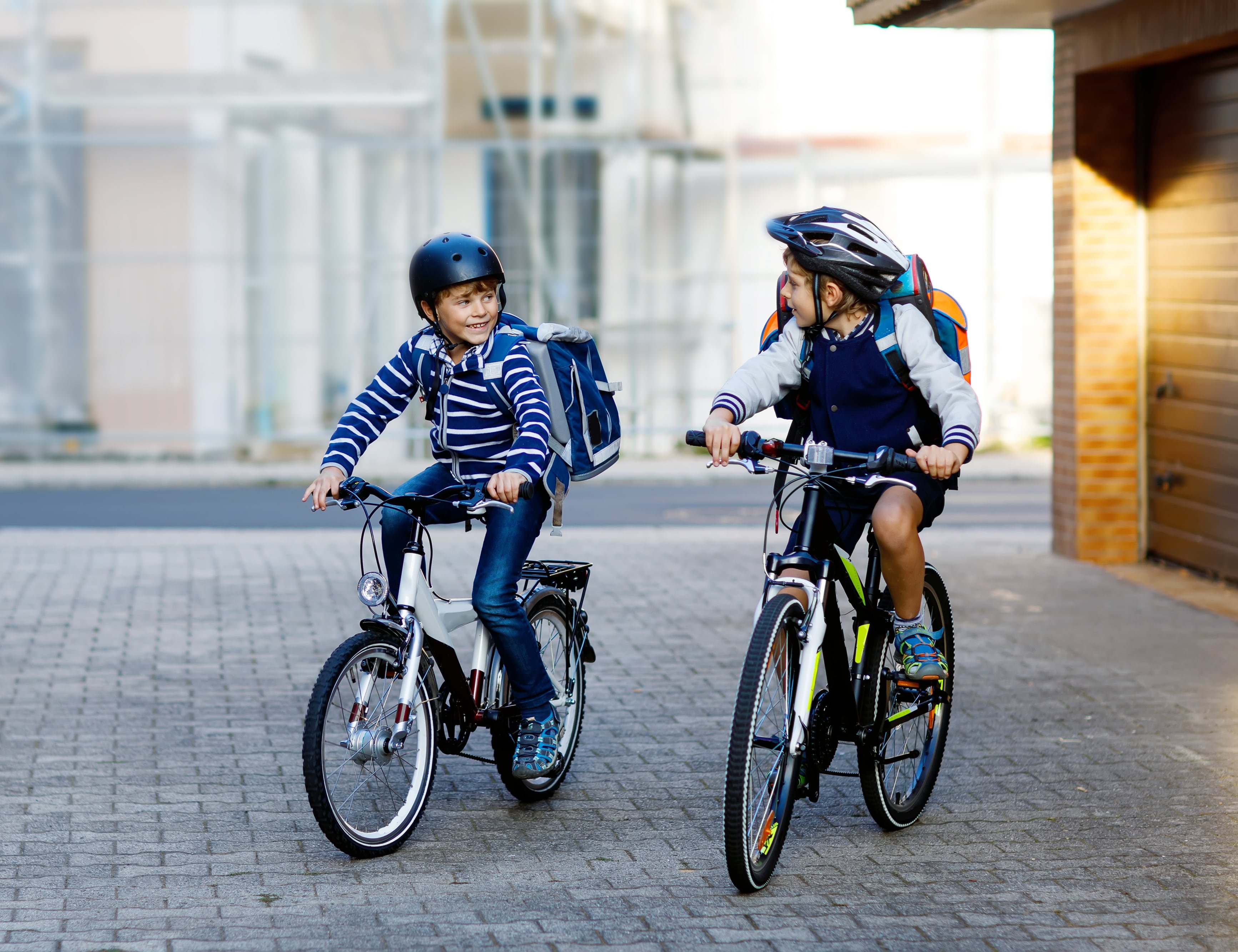 Zwei Grundschüler mit dem Fahrrad 
