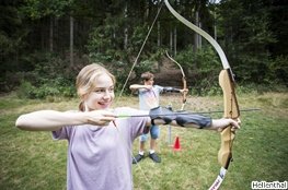 Immer ein Erlebnis: Klassenfahrten ins Rheinland Mädchen mit Pfeil und Bogen