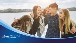 Header des Themenportals Pubertät Gruppe von Jugendlichen