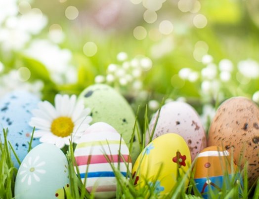 Ostereier auf einer Frühlingswiese