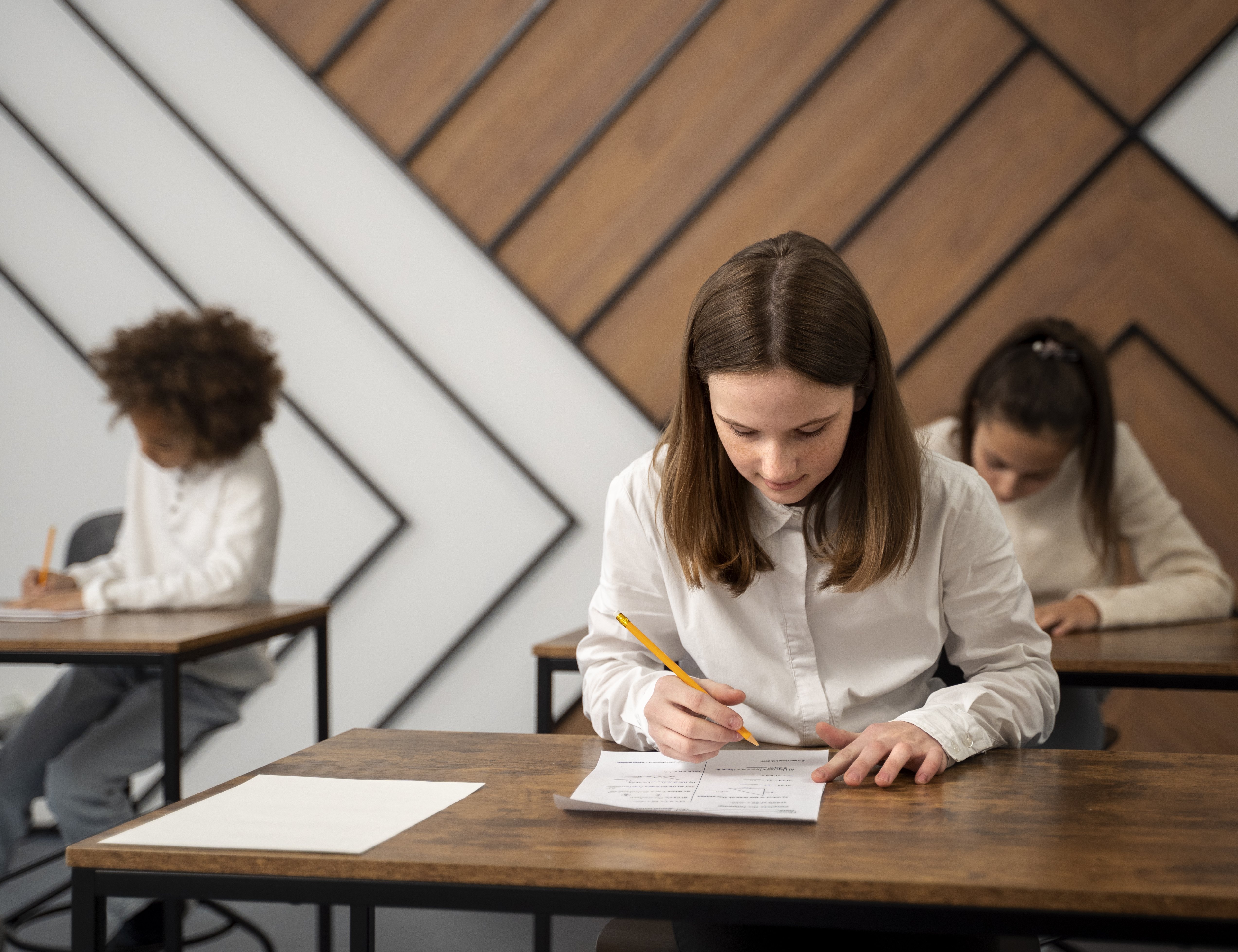 Schüler*innen schreiben eine Klausur