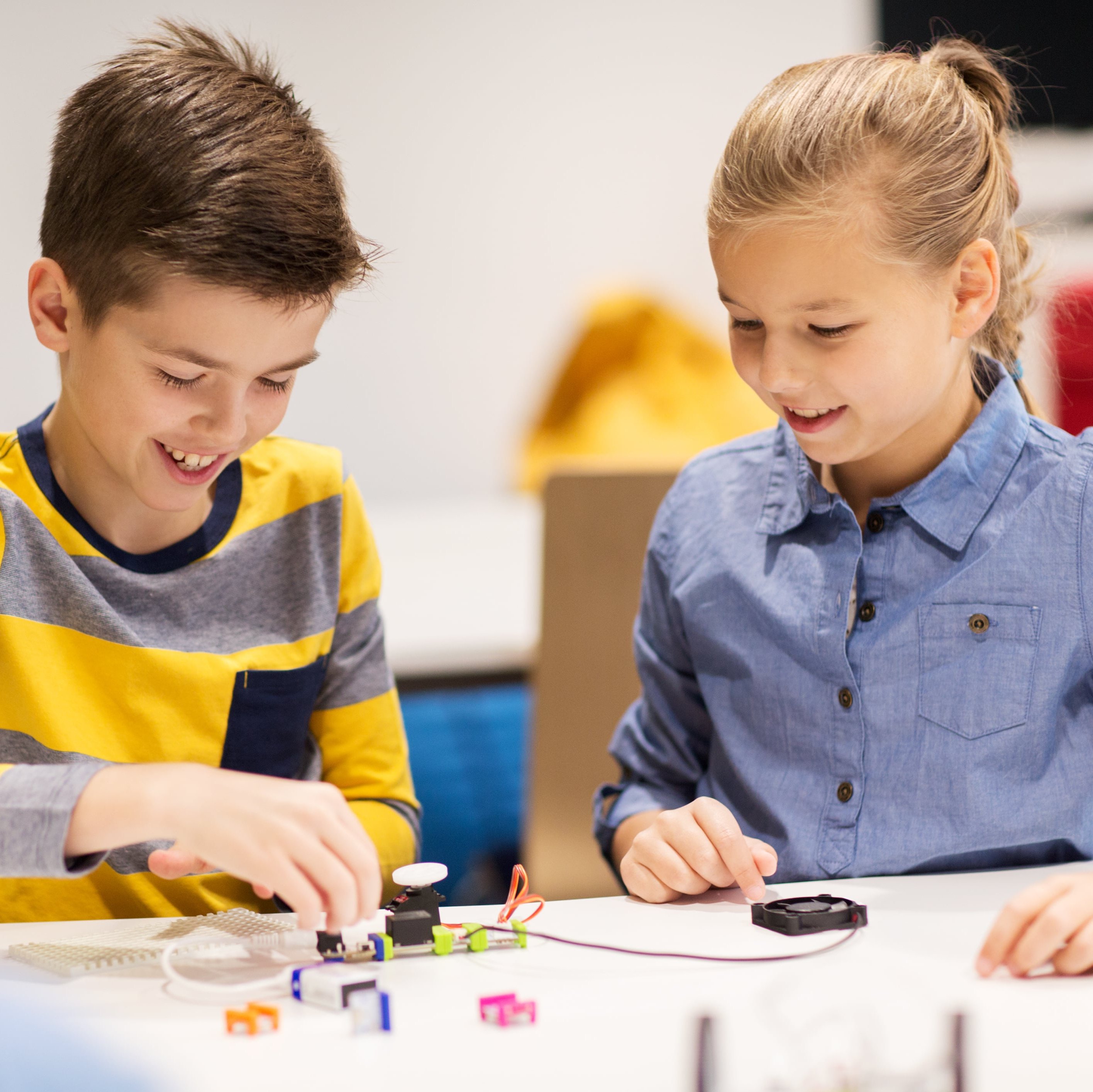 Kinder arbeiten mit einem Miniroboter