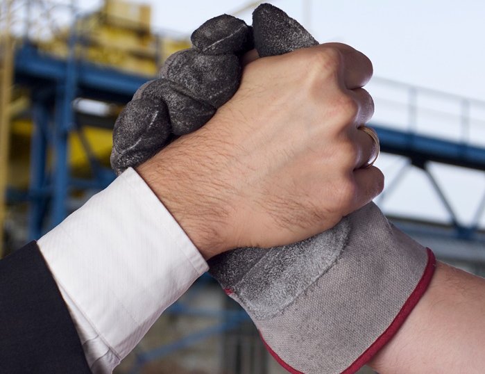 zwei Hände, die einschlagen