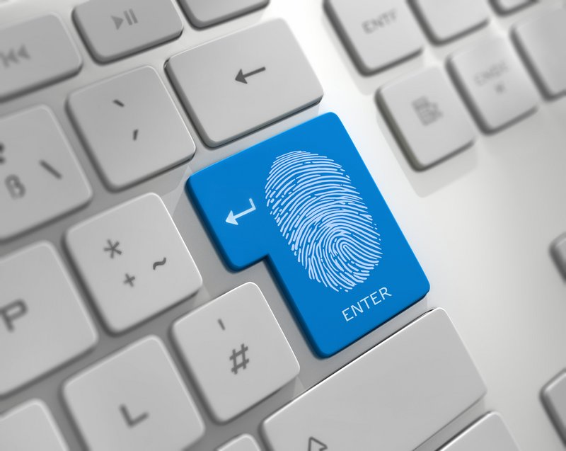 Fingerabdruck auf der Entertaste der Tastatur 