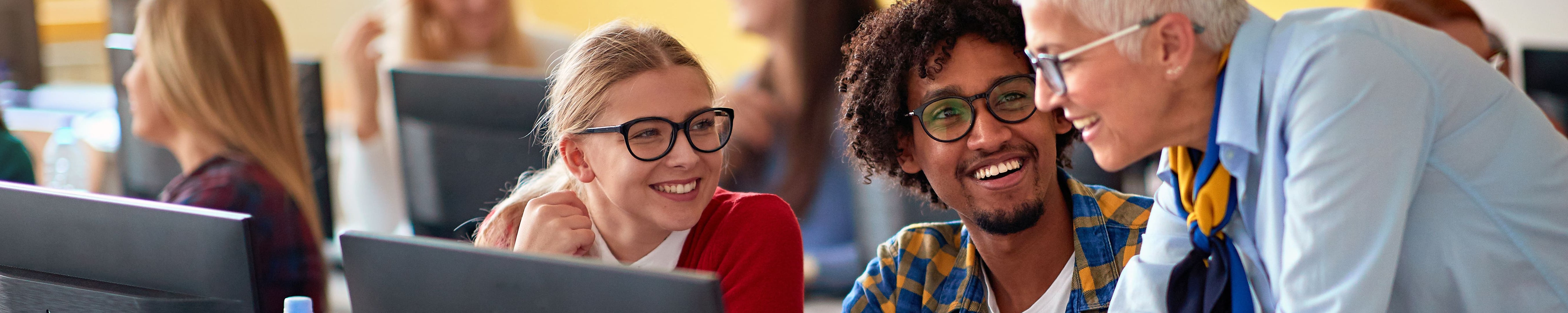 Schüler schauen auf Computer