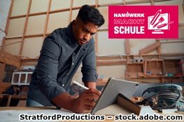 Mann arbeitet in der Werkstatt mit Tablet