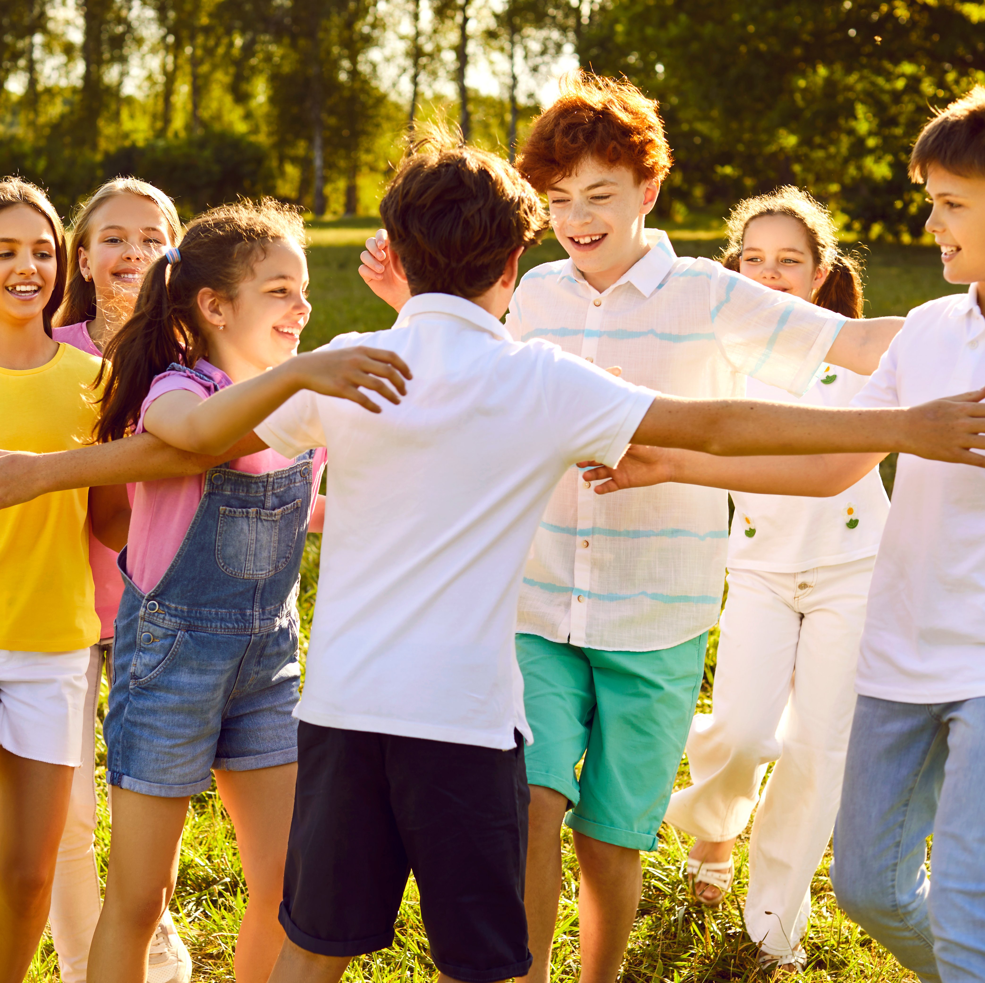 UE Einfühlsamkeit und Mitgefühl Umarmende Kinder
