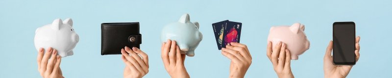 Hände, die Geldbeutel, Sparschweine und Smartphone halten